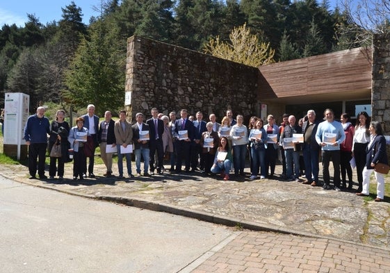 Foto de familia de los certificados y autoridades en la Casa del Parque