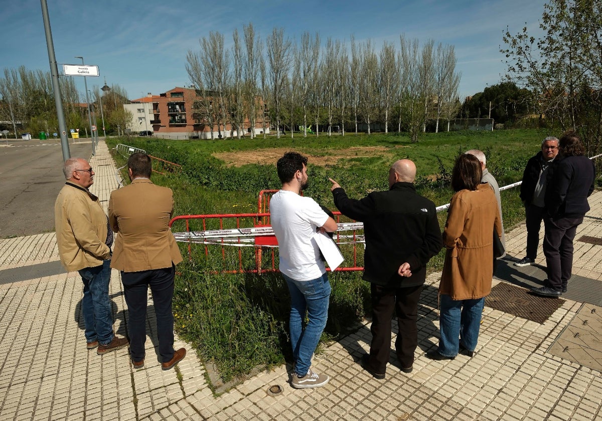 Los técnicos en la parcela de Carbajosa de la Sagrada en la que se ejecutarán las obras del nuevo hospital Recoletas Salud.