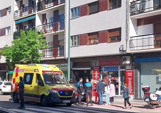 Policía Local y ambulancia en el lugar del accidente.