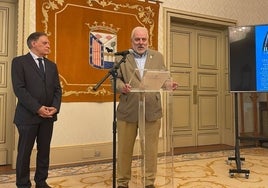 El alcalde de Salamanca, Carlos García Carbayo, y el director José Luis López-Linares, en la presentación del estreno de su nueva película documental.