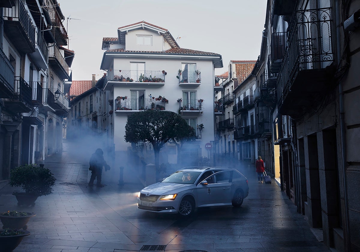 Imagen del fotógrafo Juan Carlos Verona en la calle Mayor para el documental sobre los Hombres de Musgo.