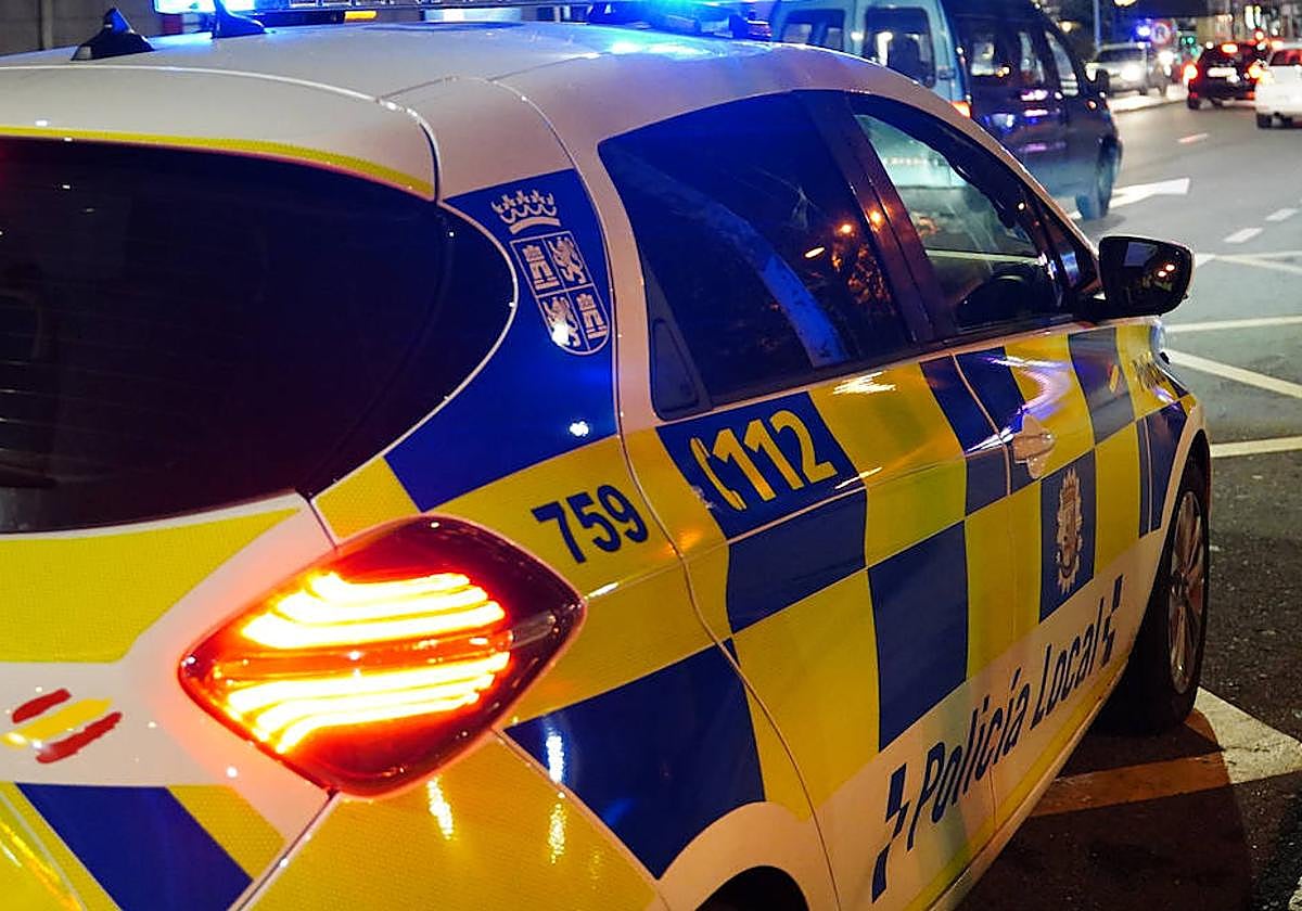 Un conductor se da a la fuga tras chocar contra una señal en la avenida Juan Pablo II