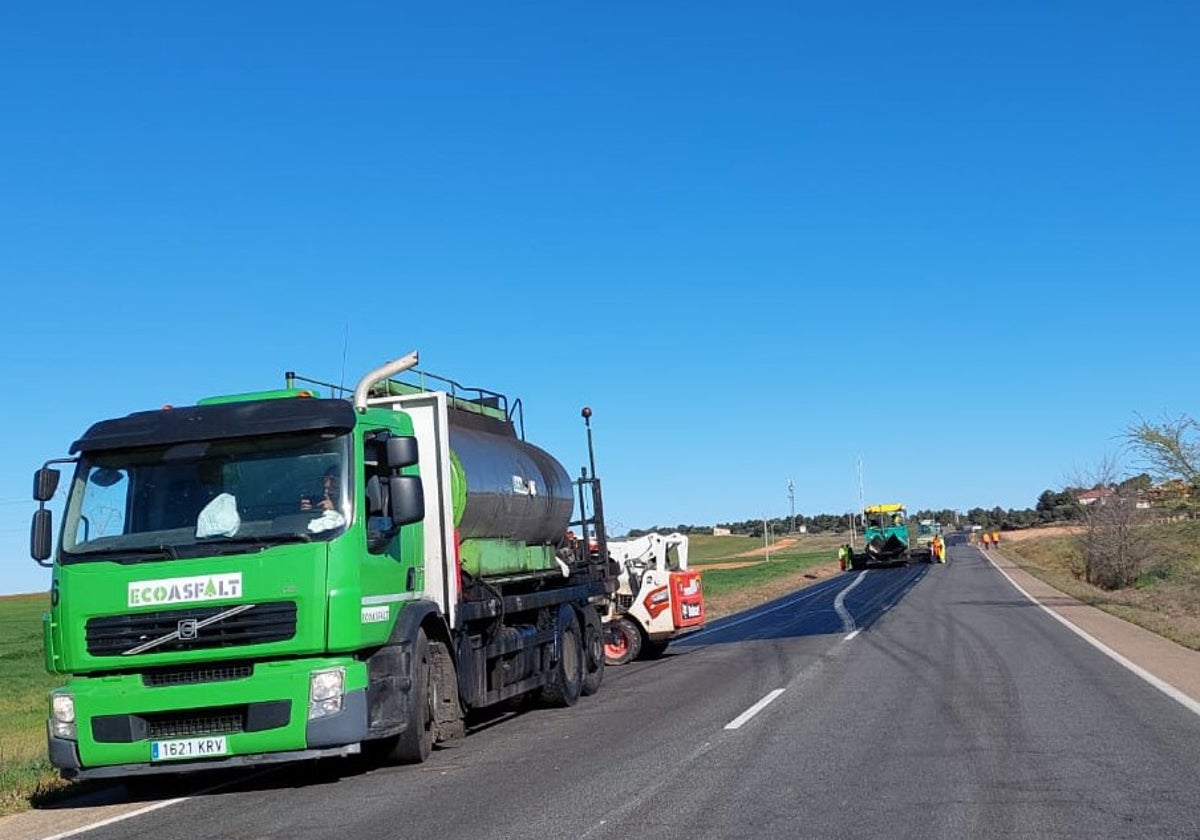 Maquinaria pesada en el tramo de la carretera CL-510 donde se están haciendo las mejoras.