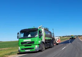 Maquinaria pesada en el tramo de la carretera CL-510 donde se están haciendo las mejoras.