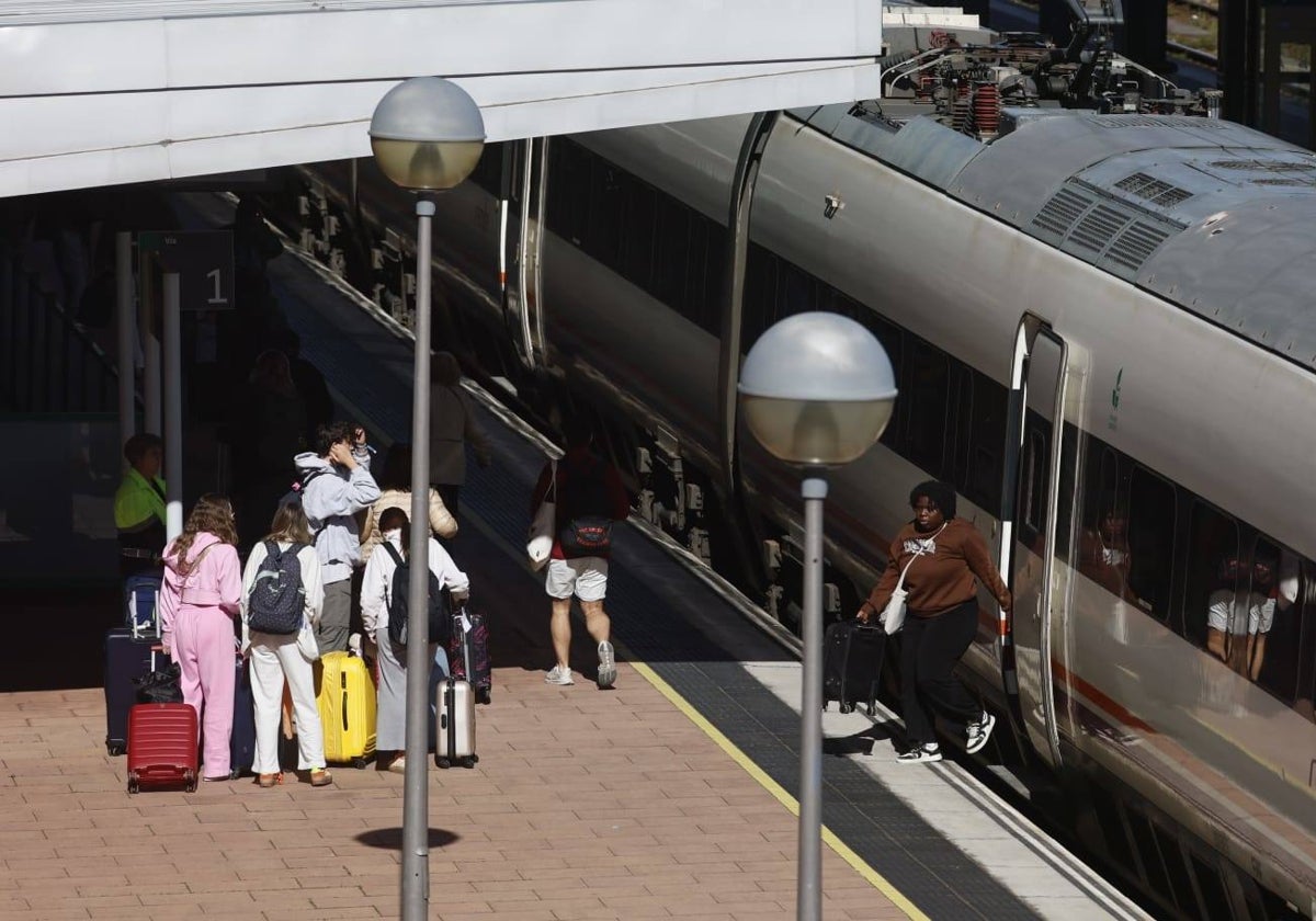 Pasajeros llegando a Salamanca en un Alvia procedente de Madrid.