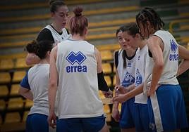 Andrea Vilaró dibuja una jugada en la pizarra junto a sus compañeras en el entrenamiento de este sábado en Würzburg.