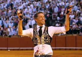 Manuel Escribano, con las dos orejas del sexto toro de Victorino Martín en La Maestranza