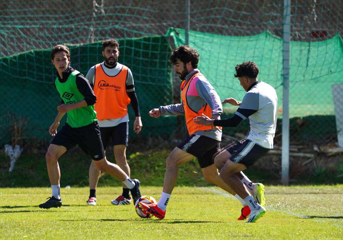 Félix persigue a Javi Navas durante una sesión de entrenamiento de esta semana en el anexo al Tori.