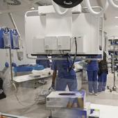 Equipo del Hospital de Salamanca atendiendo a un paciente con un ictus en Radiología Intervencionista.