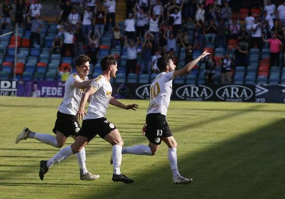 Jugadores del Salamanca UDS celebran el primer gol