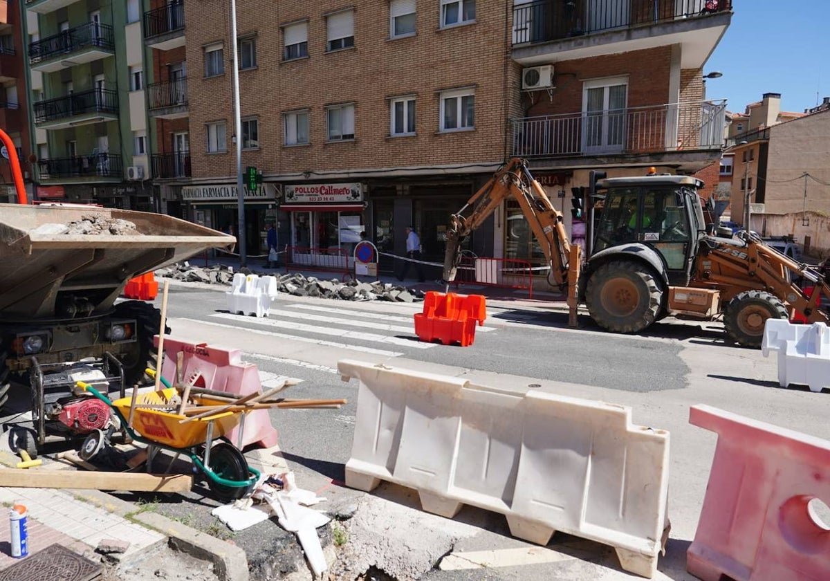 Las máquinas ya trabajan en el nuevo tramo a reformar en la carretera de Ledesma.