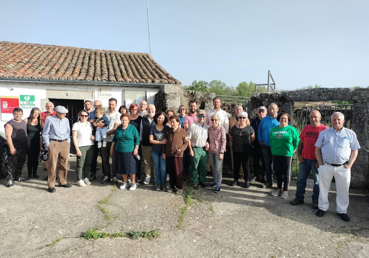 Los vecinos de Valbuena, con los responsables políticos tras reunirse para plantear los problemas sanitarios del pueblo.