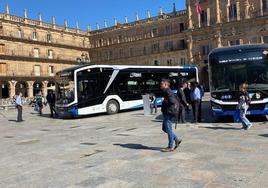 Los autobuses eléctricos en la Plaza Mayor.