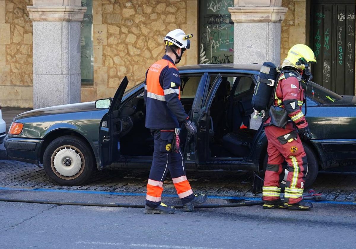 Bomberos en la intervención en la calle Gran Vía.