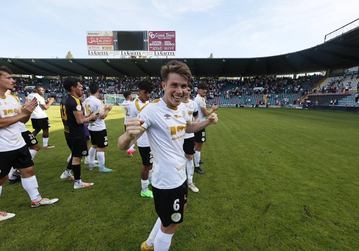 Cristeto celebra apretando los puños el triunfo ante el Palencia CF el domingo en el Helmántico.