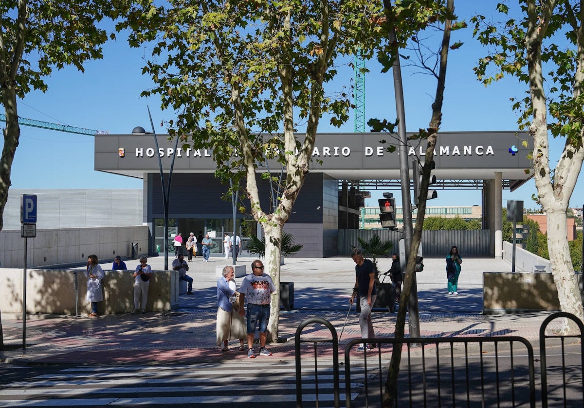 Acceso del Hospital de Salamanca por el paseo de San Vicente.