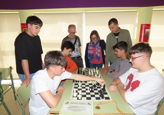 Los cinco jóvenes campeones del Senara practican en su instituto.