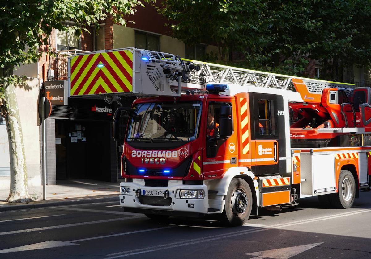 Los Bomberos rescatan a un hombre del tejado de una casa de Pizarrales