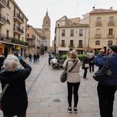 Turistas hacen fotos a la Catedral desde la Rúa Mayor.