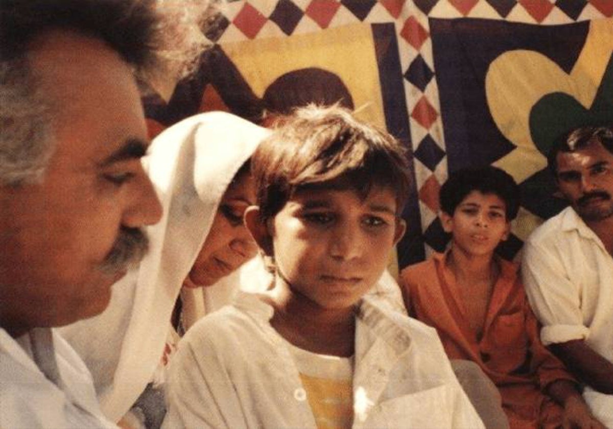 El activista Ehsan Ullah Khan, junto a Iqbal Masih.