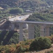 Viaducto de la autovía cercano a Béjar sobre el río Cuerpo de Hombre.