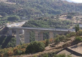 Viaducto de la autovía cercano a Béjar sobre el río Cuerpo de Hombre.