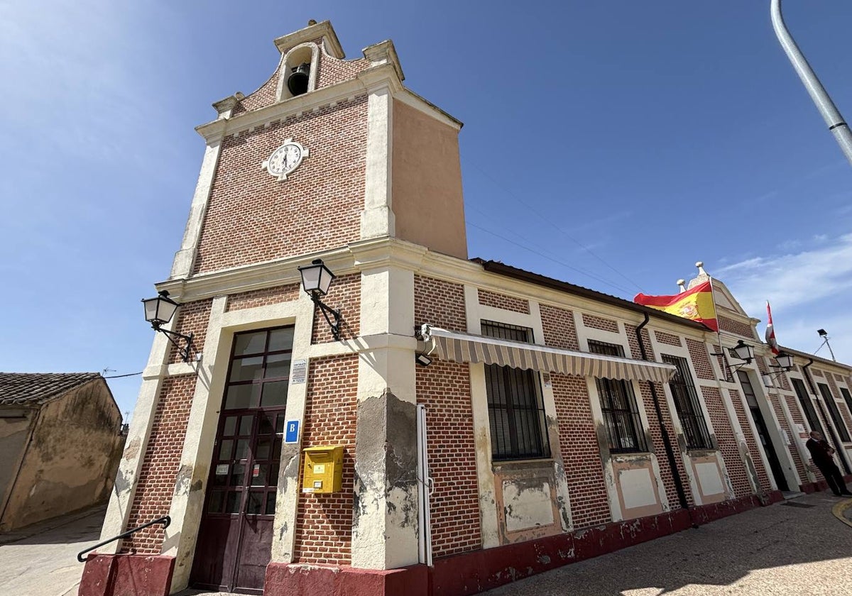 Fachada exterior del bar municipal de Villaflores con sus puertas cerradas.