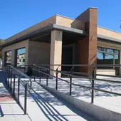 El edificio de la nueva cafetería de las piscinas de verano de Villares.