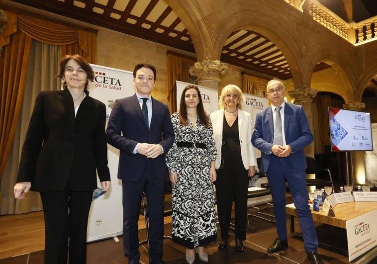 Los ponentes en el Foro Gaceta de la Salud junto al director del periódico, Julián Ballestero.