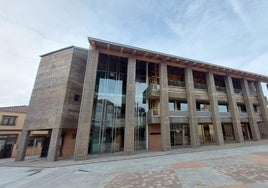 El espectacular nuevo Centro Cultural de Carbajosa de la Sagrada y arriba la renovación de tuberías.