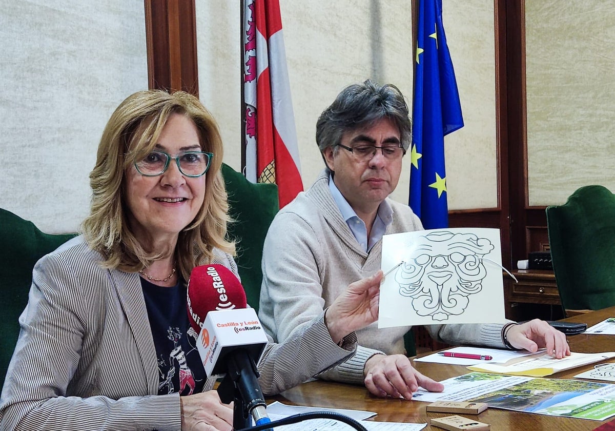 La concejala de Cultura, Purificación Pozo, muestra las plantillas del taller de máscaras para los pequeños acompañada por el alcalde, Luis Francisco Martín.