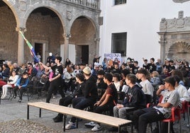 Imagen de los alumnos participantes en la recreación de las Olimpiadas, esta mañana en el instituto Ramón Olleros de Béjar