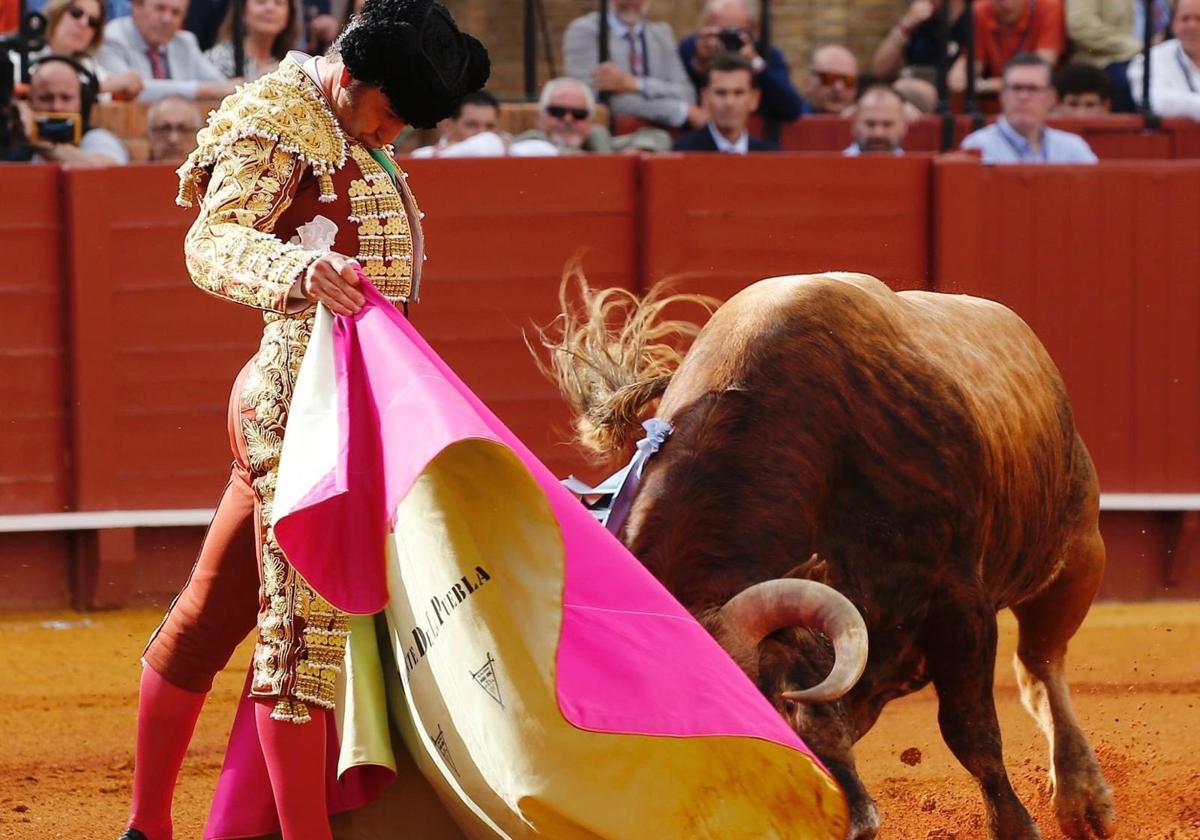 Lance a la verónica de Morante de la Puebla al primero de Alcurrucén.