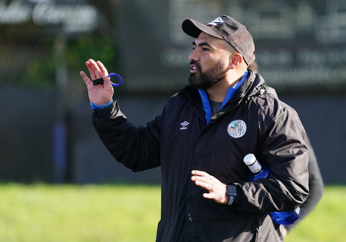 El entrenador del Salamanca, Jehu Chiapas, durante un entrenamiento.