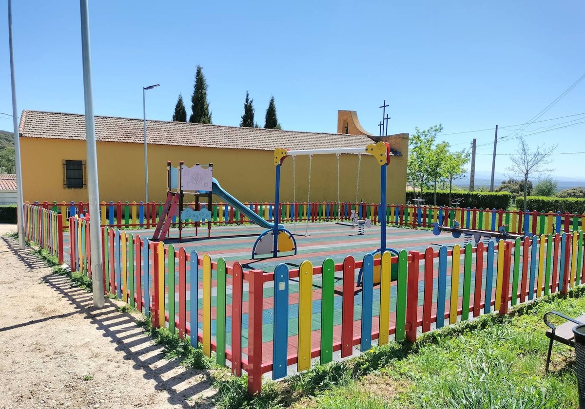 Imagen de la zona infantil renovada entre la iglesia y el Ayuntamiento.