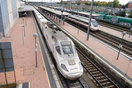 Un tren de Renfe en la estación de Salamanca.