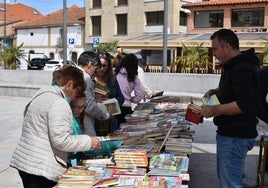 El mercadillo solidario se ha realizado en la plaza de la Fuente.