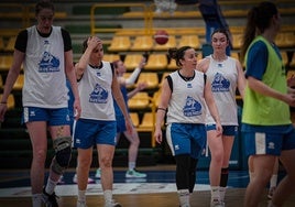 Hatar, Vilaró, Silvia, Vera García y Leo Rodríguez (de espaldas), en un entrenamiento de esta semana.