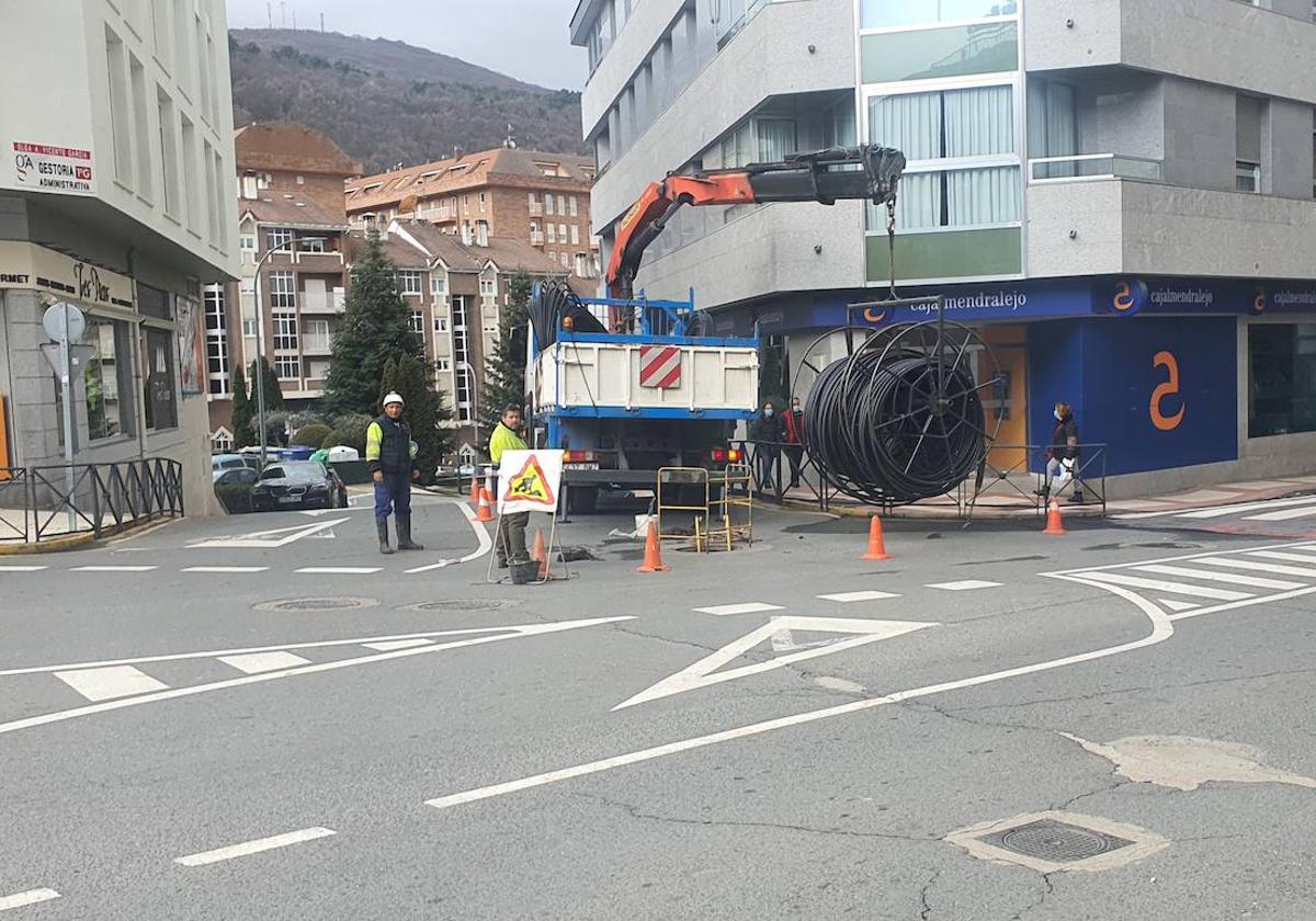 Una imagen de la instalación de la fibra óptica en Béjar.