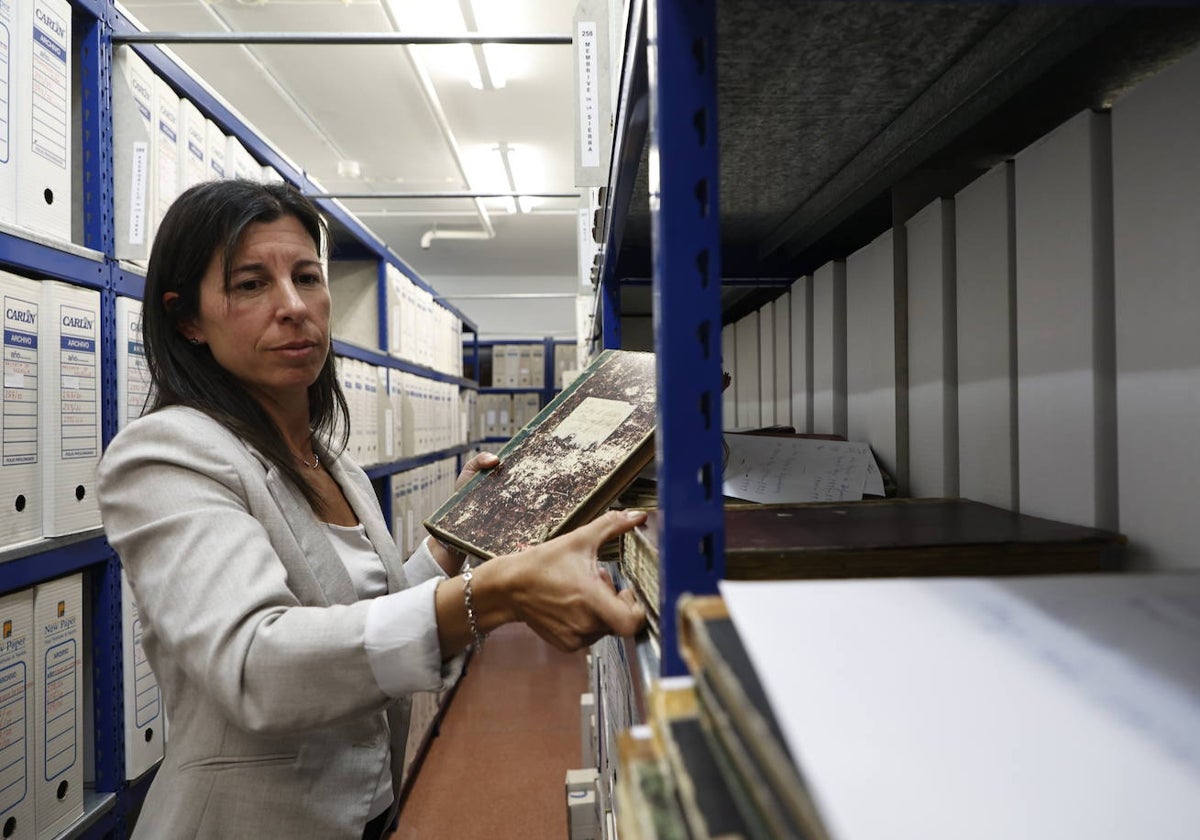 Vanesa Vaquero, técnico encargada de la gestión, coloca los archivos parroquiales.