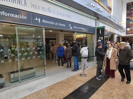 Los usuarios adquieren el bono Renfe.