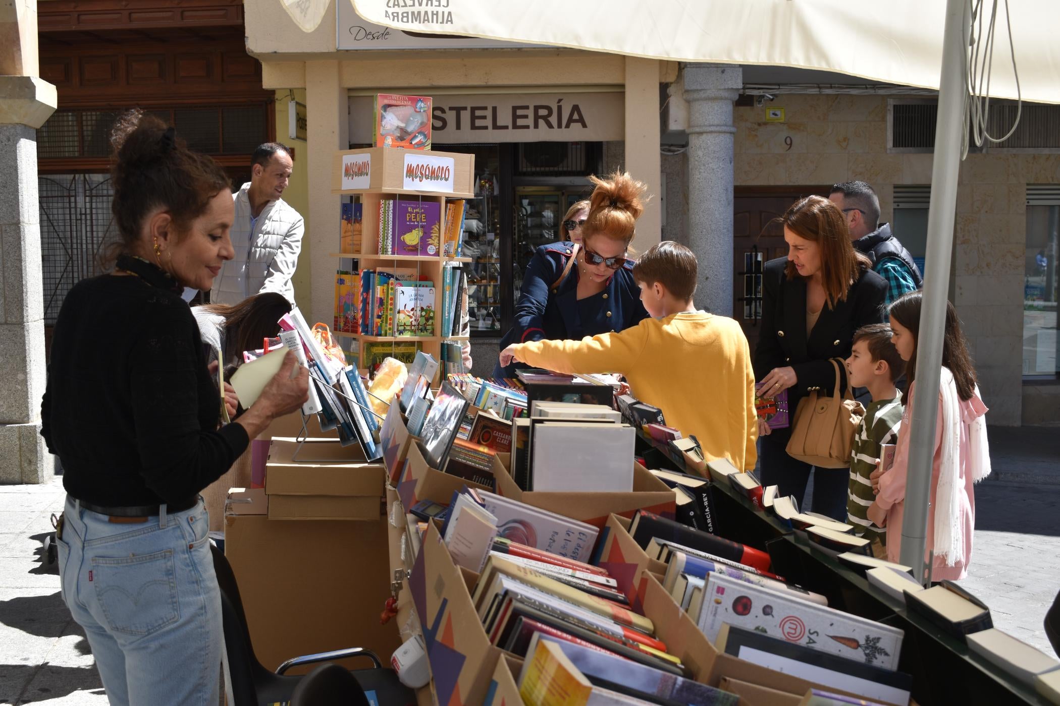 Alba de Tormes disfruta de su Feria del Libro con tintes solidarios