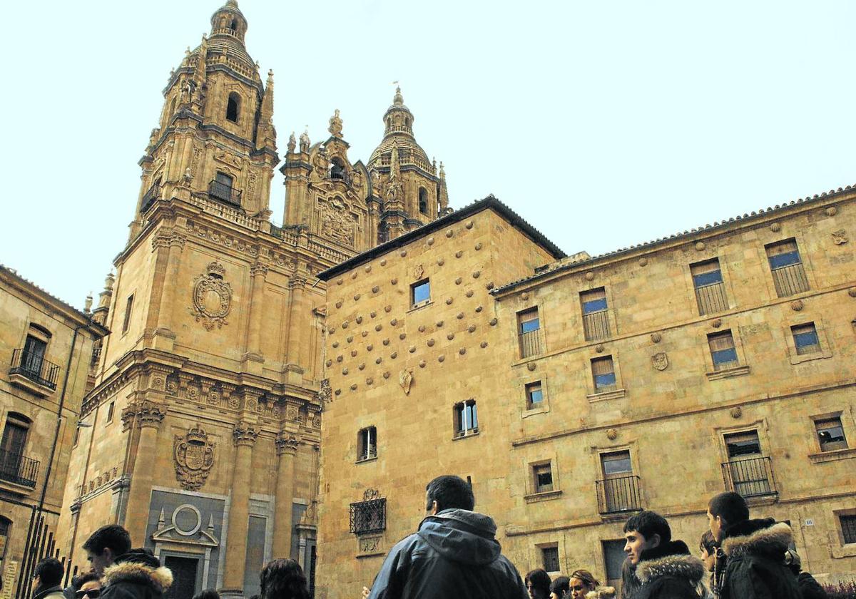 La Clerecía y la Casa de las Conchas.