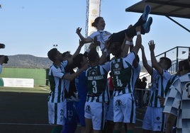 Los jugadores celebran el éxito cosechado