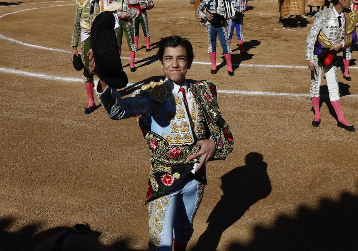 Paseíllo con el coso chacinero abarrotado.