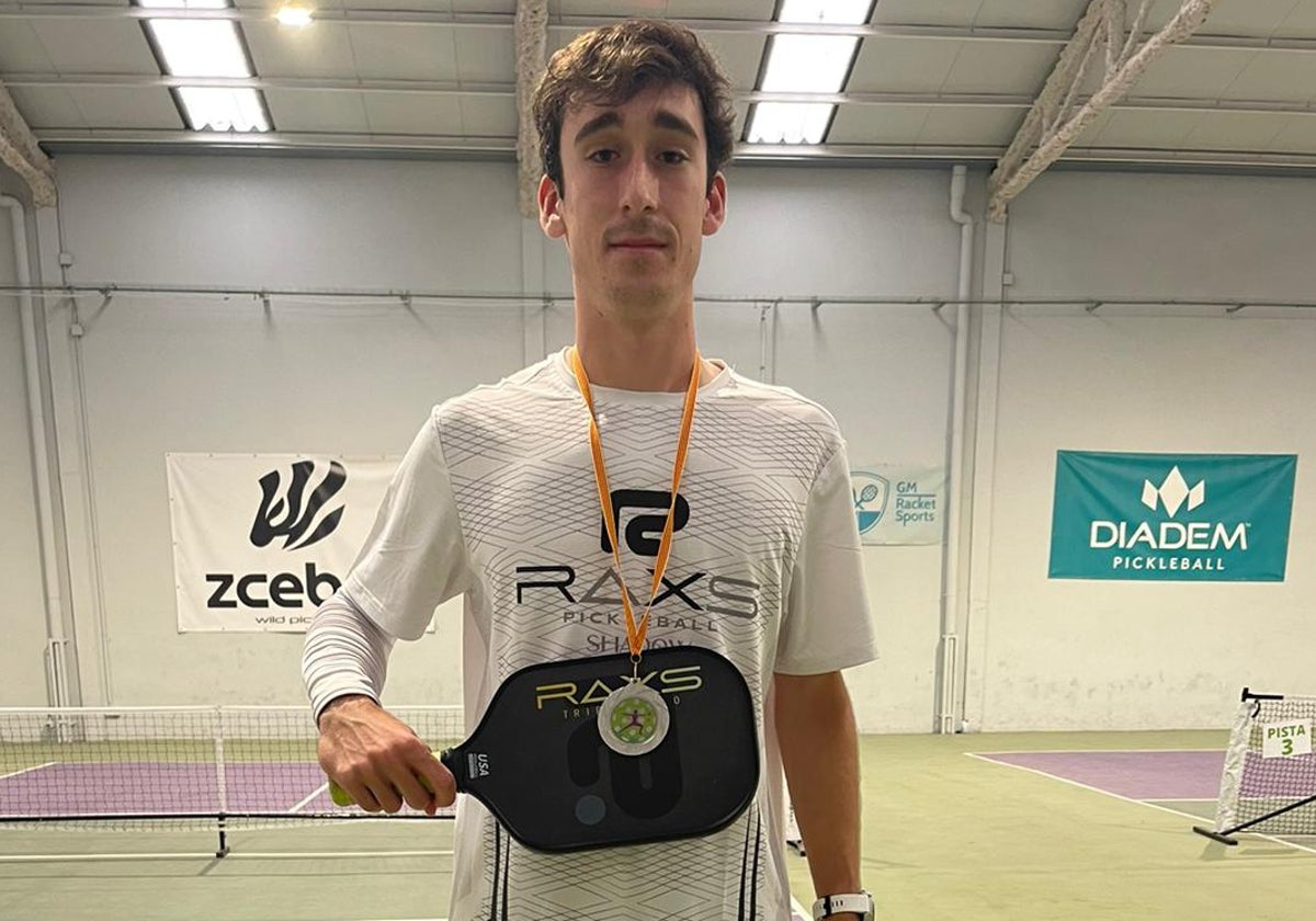 Samuel posa con la medalla de plata.