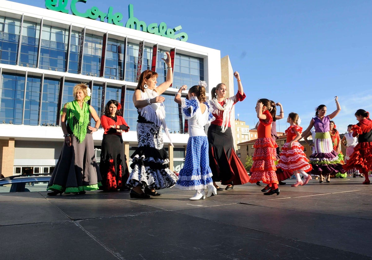 Una actuación de sevillanas de Avesal en la Plaza de la Concordia.