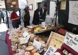 Stand de quesos en la Feria de Hinojosa de Duero.