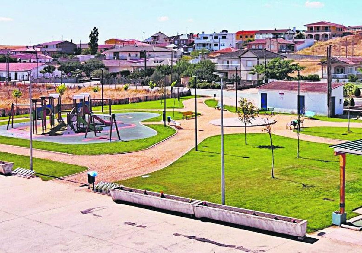 El parque de «Los Pajaritos» y el Consultorio médico de la localidad. fotos: