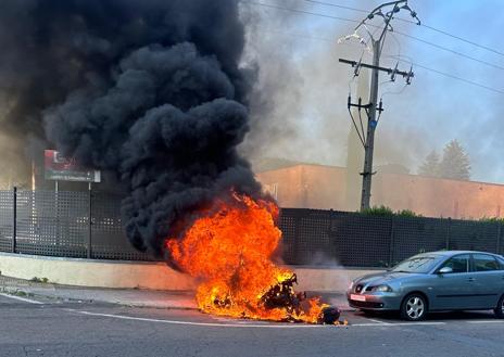 Imagen secundaria 1 - Espectacular incendio de una moto en el barrio de San José